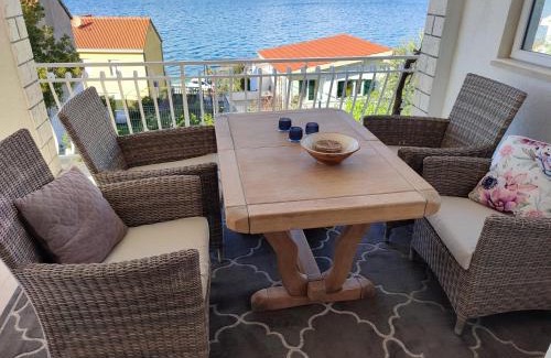 Okrug Gornji Apartment | Pet-Friendly Haus am Meer Vino Vino with Oceanfront Views