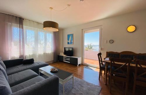 Hagnau Apartment | Charming Haus am See: Family-Friendly Retreat with High Ratings