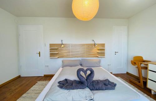 Hagnau Apartment | Charming Haus am See: Family-Friendly Retreat with High Ratings