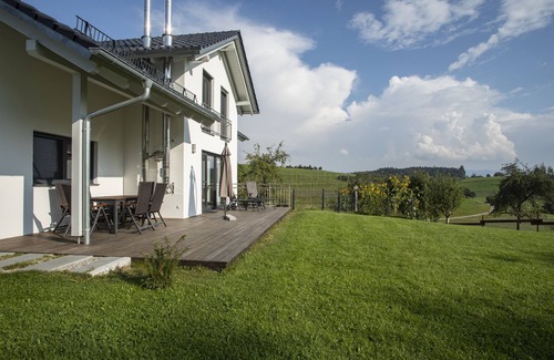 Neukirch Apartment | Experience the Magic of Haus am See - FeWo Baurn-Suite