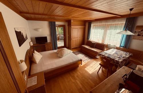 Siusi Apartment | Discover Haus Bergfrieden Seiser Alm with Ocean View Pool