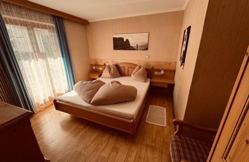 Siusi Apartment | Discover Haus Bergfrieden Seiser Alm with Ocean View Pool