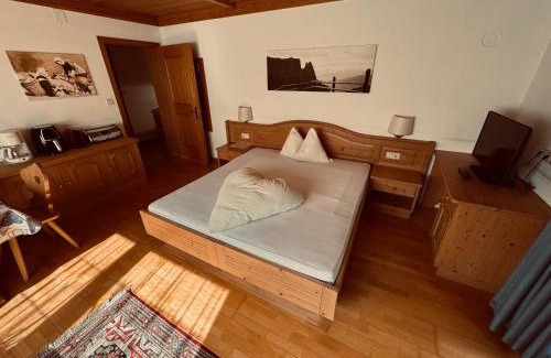 Siusi Apartment | Discover Haus Bergfrieden Seiser Alm with Ocean View Pool