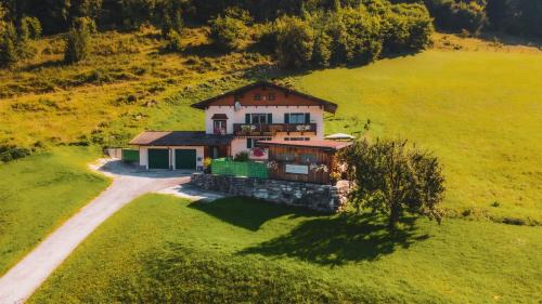 Pfarrwerfen Apartment | Haus Biechl: Scenic Views of Hohenwerfen Castle Await