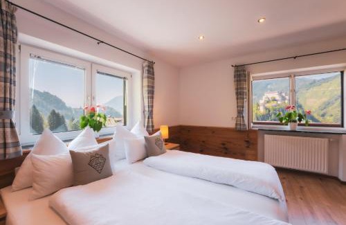 Pfarrwerfen Apartment | Haus Biechl: Scenic Views of Hohenwerfen Castle Await