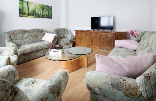 Bad Camberg House | Pet-Friendly Farmhouse Retreat - Ferienhaus Burbach Awaits