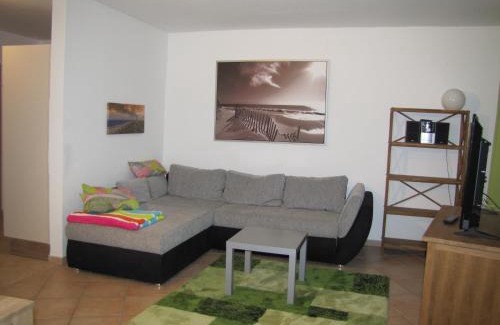 Warwerort Apartment | Pet-Friendly Haus-Deichläufer with Ocean Views and Kitchen