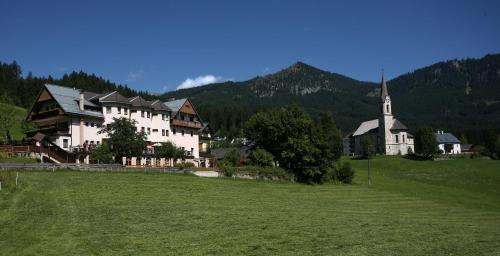Gosau Hotel | Discover Haus der Begegnung: Pet-Friendly Comfort Awaits