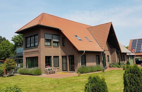 Ditzum Apartment | Family-Friendly Retreat at Haus Elena with Kitchen Access