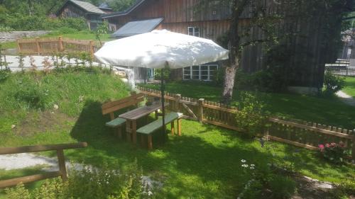 Altaussee Apartment | Family-Friendly Oceanfront Retreat at Haus Familie Säckl