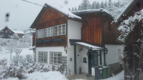 Altaussee Apartment | Family-Friendly Oceanfront Retreat at Haus Familie Säckl