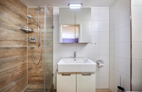 Hopfen am See Apartment | Scenic Haus Gohlke am See: Pet-Friendly with Ocean Views