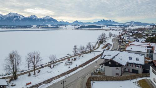 Hopfen am See Apartment | Scenic Haus Gohlke am See: Pet-Friendly with Ocean Views