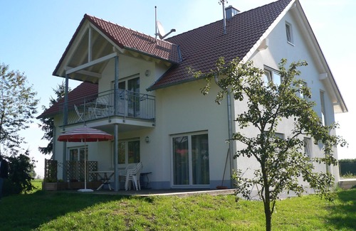 Asch Apartment | Cozy Haus im Garten Nr. 6: Family-Friendly Retreat