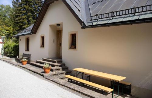 Kufstein Bed & Breakfast | Discover Haus Irina Zimmer: Family and Pet Friendly Retreat