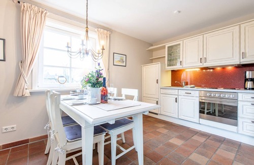 Morsum Apartment | Relax at Haus Kliffhues Whg. 4 - Cozy Retreat with Garden