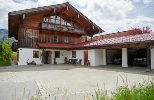 Groissenbach Hotel | Cozy Haus Lofertal: Pet-Friendly Retreat with Hot Tub