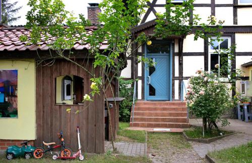 Warnitz Apartment | Family-Friendly Stay at Haus Meistereck Melzow Hotel