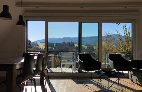 Feichten House | Scenic Haus mit Bergblick: Oceanfront Bliss & 9.7 Rating