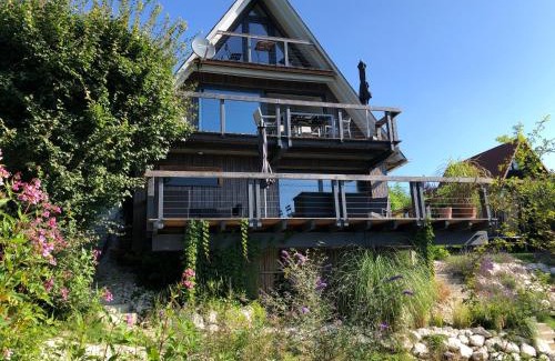 Feichten House | Scenic Haus mit Bergblick: Oceanfront Bliss & 9.7 Rating