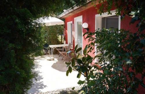 Sud House | Artful Retreat by the Forest and Lake: 4-Star Oasis