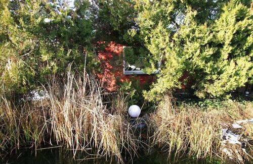 Sud House | Artful Retreat by the Forest and Lake: 4-Star Oasis