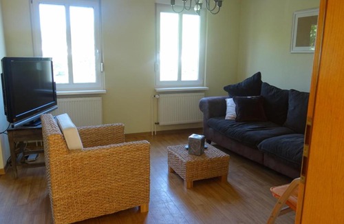 Zell Apartment | Pet-Friendly Getaway at Haus Moezelblik with Hot Tub