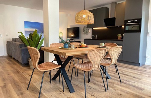 Sahlenburg Apartment | Cozy Haus Nordseebrandung FeWo 9 with Oceanfront Views