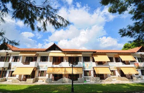 Vourvourou Apartment | Seaside Retreat at Haus Platanos Apartments & Bungalows