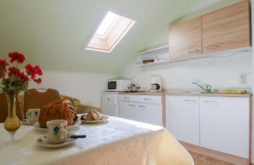 Schiefling am See House | Inviting Haus Primosch with Ocean View and Hot Tub