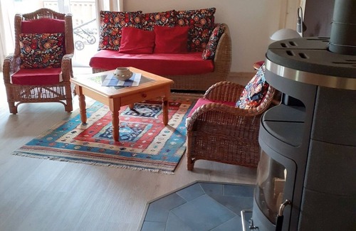 Ostersiel House | Cozy SÜNNECK Holiday Cottage with Oceanfront Views