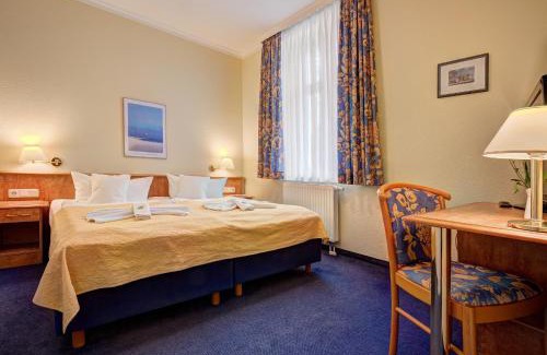 Zinnowitz Hotel | Seeblick Hotel Garni: Oceanfront Retreat with Pet-Friendly Perks