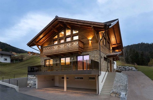Forstau House | Relax at Haus Smaragd: Ocean Views & Spa Amenities