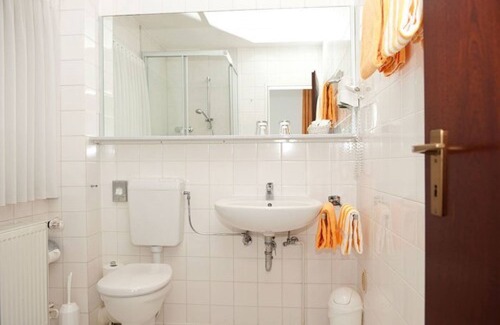 Vahrenwald Hotel | Discover Haus Sparkuhl Hotel Garni: Family-Friendly Comfort
