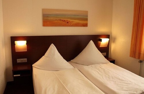 Vahrenwald Hotel | Discover Haus Sparkuhl Hotel Garni: Family-Friendly Comfort