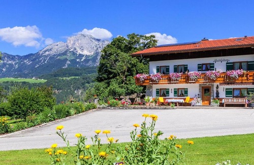 Marktschellenberg House | Budget-Friendly Haus Steinlehen Fuchs with Hot Tub Access