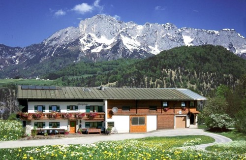 Marktschellenberg House | Budget-Friendly Haus Steinlehen Fuchs with Hot Tub Access