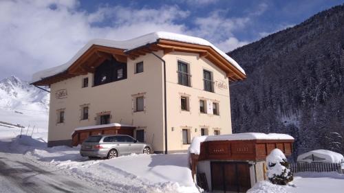 Curon Venosta House | Haus Talblick: Family-Friendly Stay with Breakfast Included