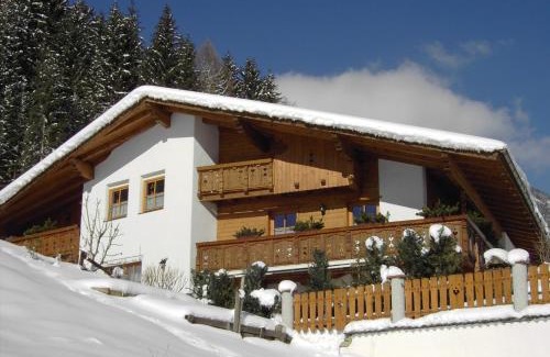 Medraz Apartment | Haus Unterweger: Pet-Friendly Retreat with Hot Tub & Kitchen