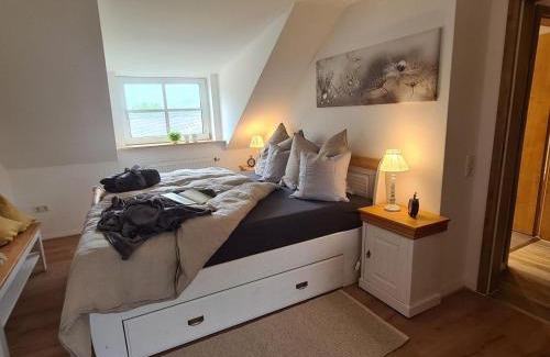 Weissenstadt Apartment | Waldstein Gipfelstürmer: Oceanfront Retreat with Top Reviews