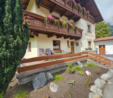 Huben Apartment | Family-Friendly Haus Wiesenheim FW Ötztal with High Ratings