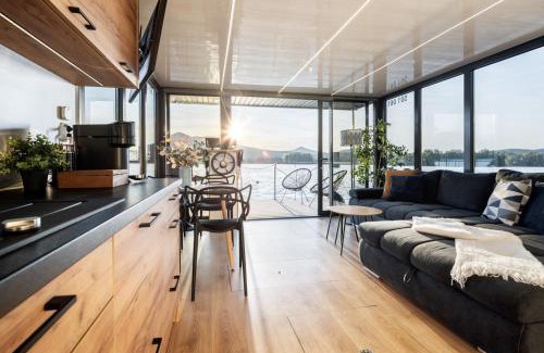 Pistany Apartment | Discover Hausbóty Labe: Private Beach & Ocean Views