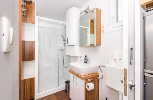 Vintijan Apartment | Hausboot Astrid - Floating House