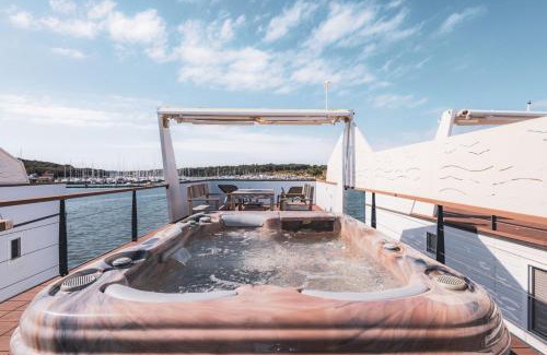 Vintijan Apartment | Hausboot Astrid - Floating House