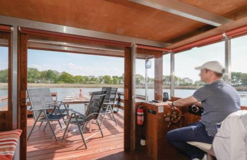 Muritz House | Experience Comfort Afloat at Hausboot Don't Panic TS1000