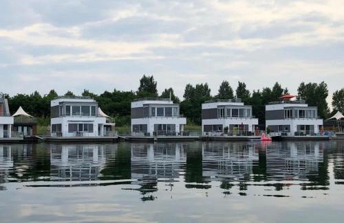 Bitterfeld Villa | Relax at Hausboot Elandi: Private Beach & Ocean Views