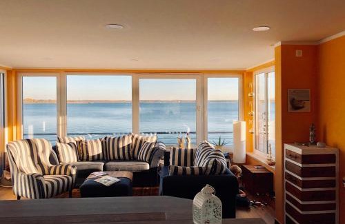 Bitterfeld Villa | Relax at Hausboot Elandi: Private Beach & Ocean Views