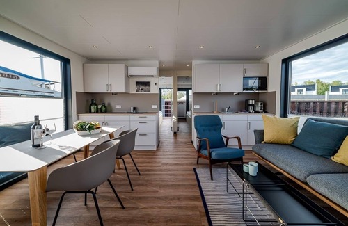 Peenemuende Apartment | Cozy Houseboat for 4 Guests in Peenemünde with Kitchen