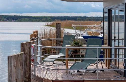 Peenemuende Apartment | Cozy Houseboat for 4 Guests in Peenemünde with Kitchen