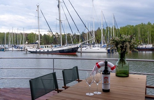 Peenemuende Apartment | Cozy Houseboat for 4 Guests in Peenemünde with Kitchen